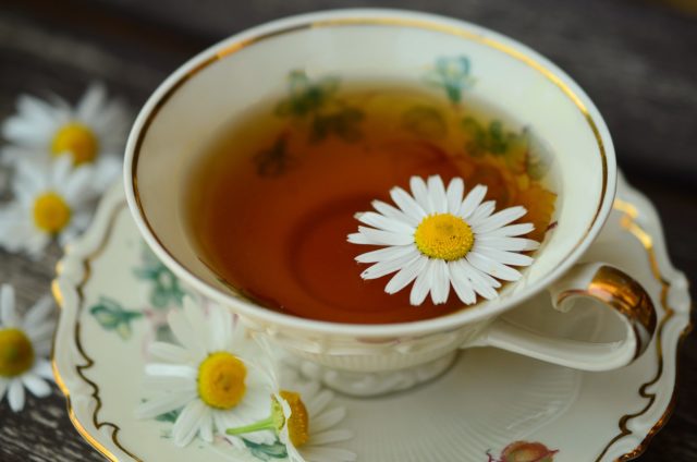 Healing-Teas-Known-To-Treat-Nausea-Sickness-chamomile-tea